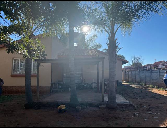 3 BEDROOM HOUSE FOR SALE IN FLORA PARK